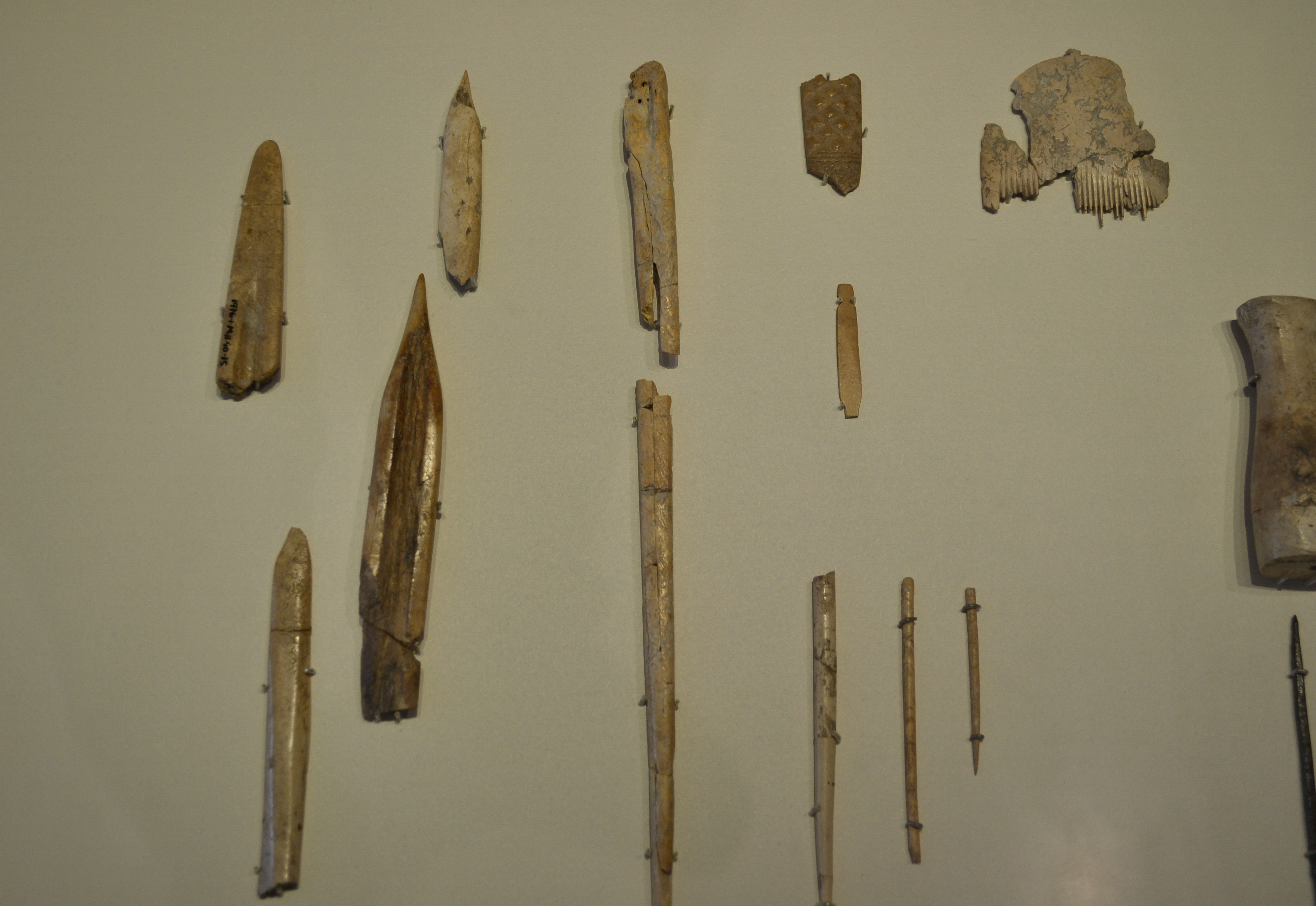 File:Punzones, varillas y peine de hueso. Ajuar funerario de la sepultura 7  de Los Millares - M.A.N.jpg - Wikimedia Commons
