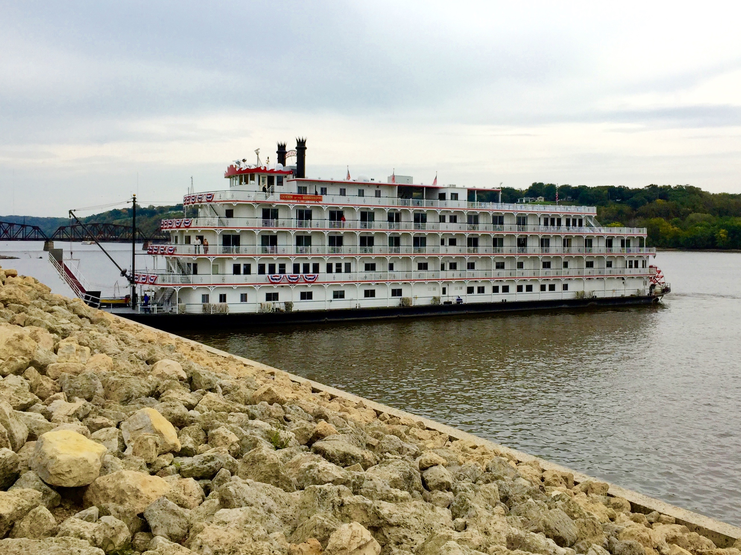 https://upload.wikimedia.org/wikipedia/commons/6/66/Queen-of-the-Mississippi-dubuque-iowa.jpg