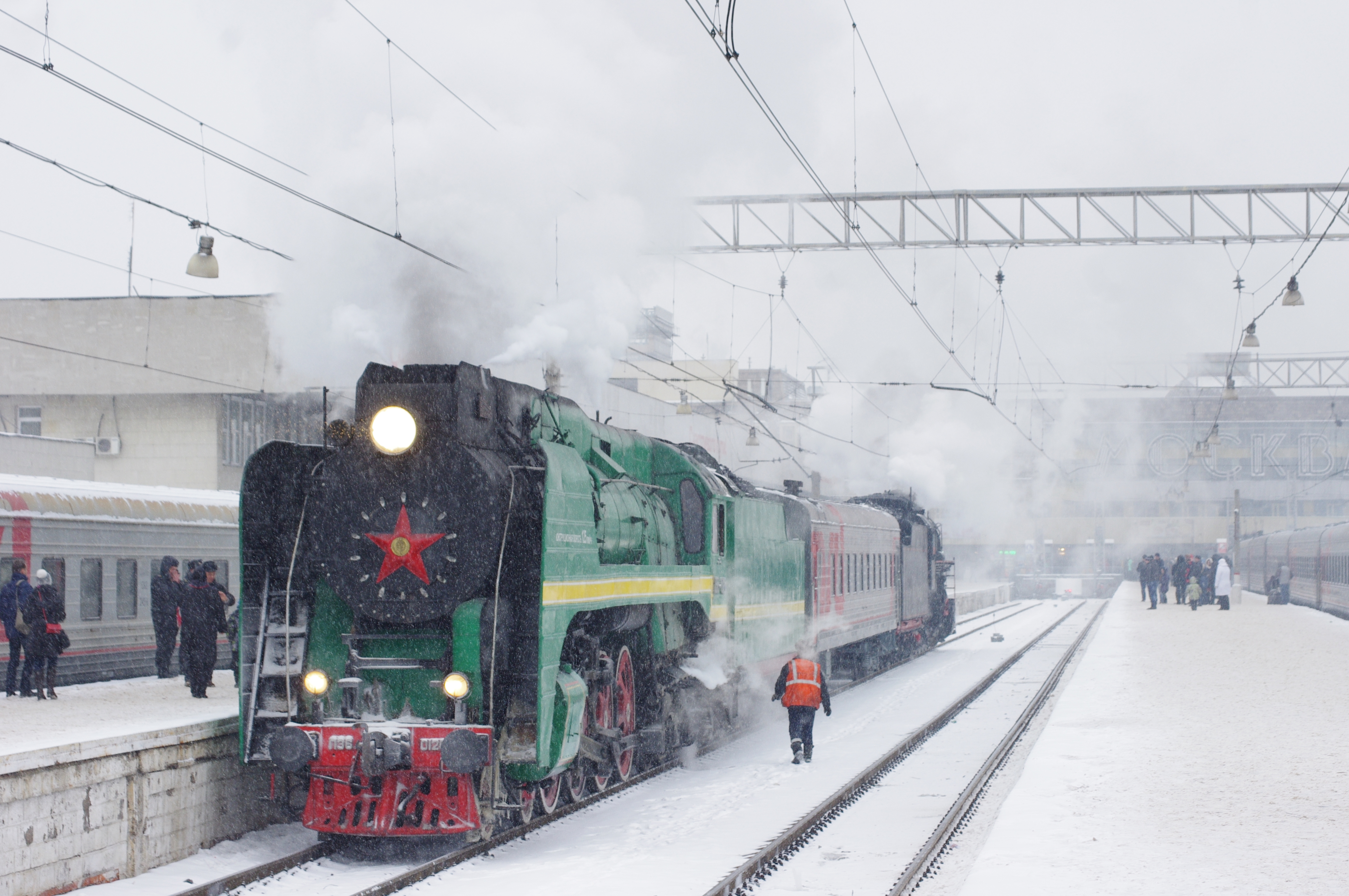 Паровоз п36 0120. Паровоз п36 0107. Ретро поезд на Павелецком вокзале. Паровоз на вокзале в зимой 9 16.