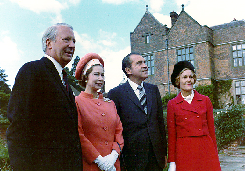 Premier van het Verenigd Koninkrijk Edward Heath, Koningin Elizabeth II van het Verenigd Koninkrijk, president Richard Nixon en first lady Pat Nixon op 3 oktober 1970.