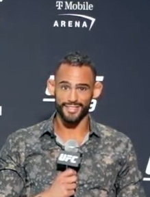 <span class="mw-page-title-main">Santiago Ponzinibbio</span> Argentinian mixed martial arts fighter