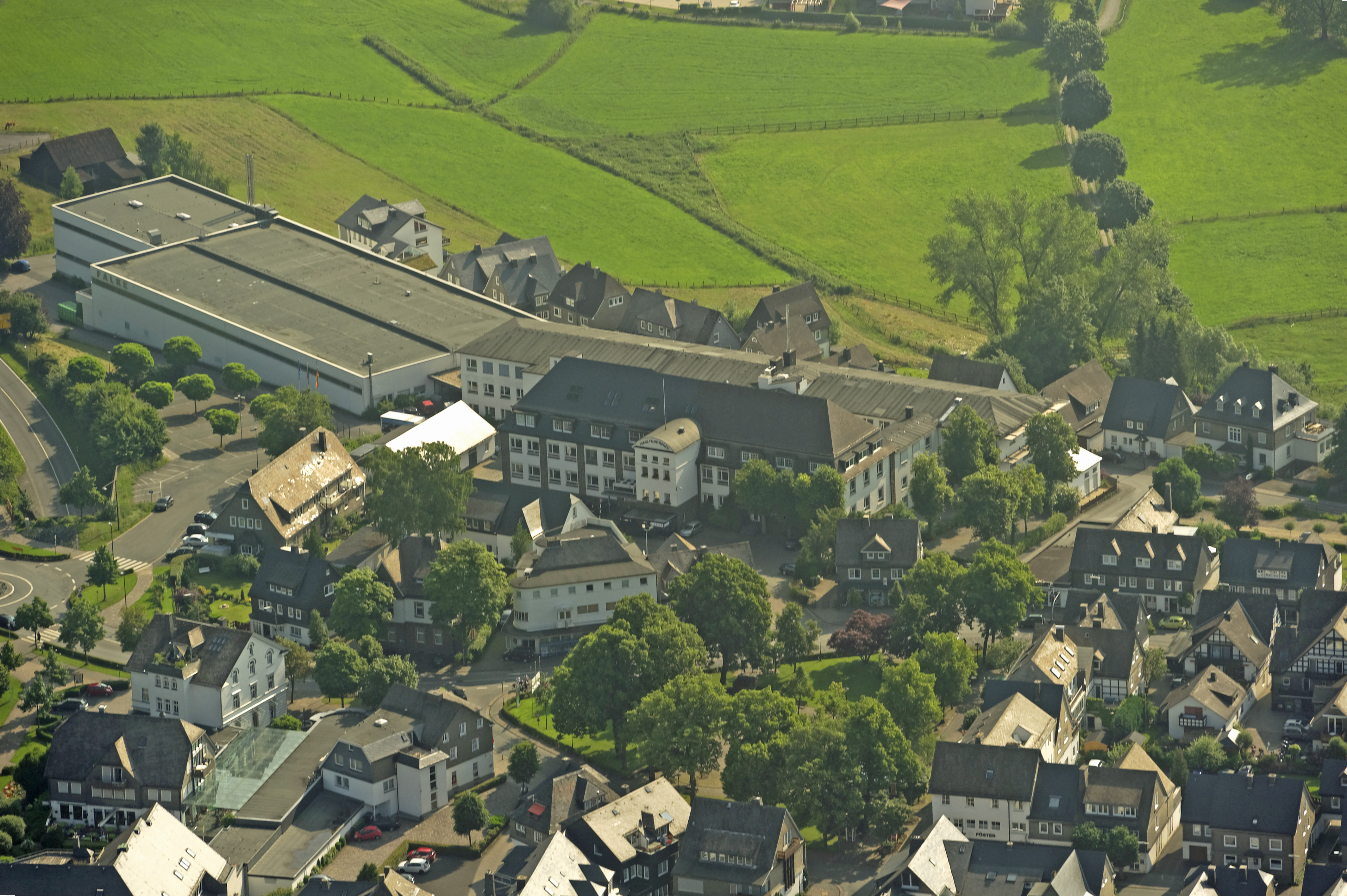 Fotoflug Sauerland-Ost, Schmallenberg, Hauptsitz Firma Falke KGaA