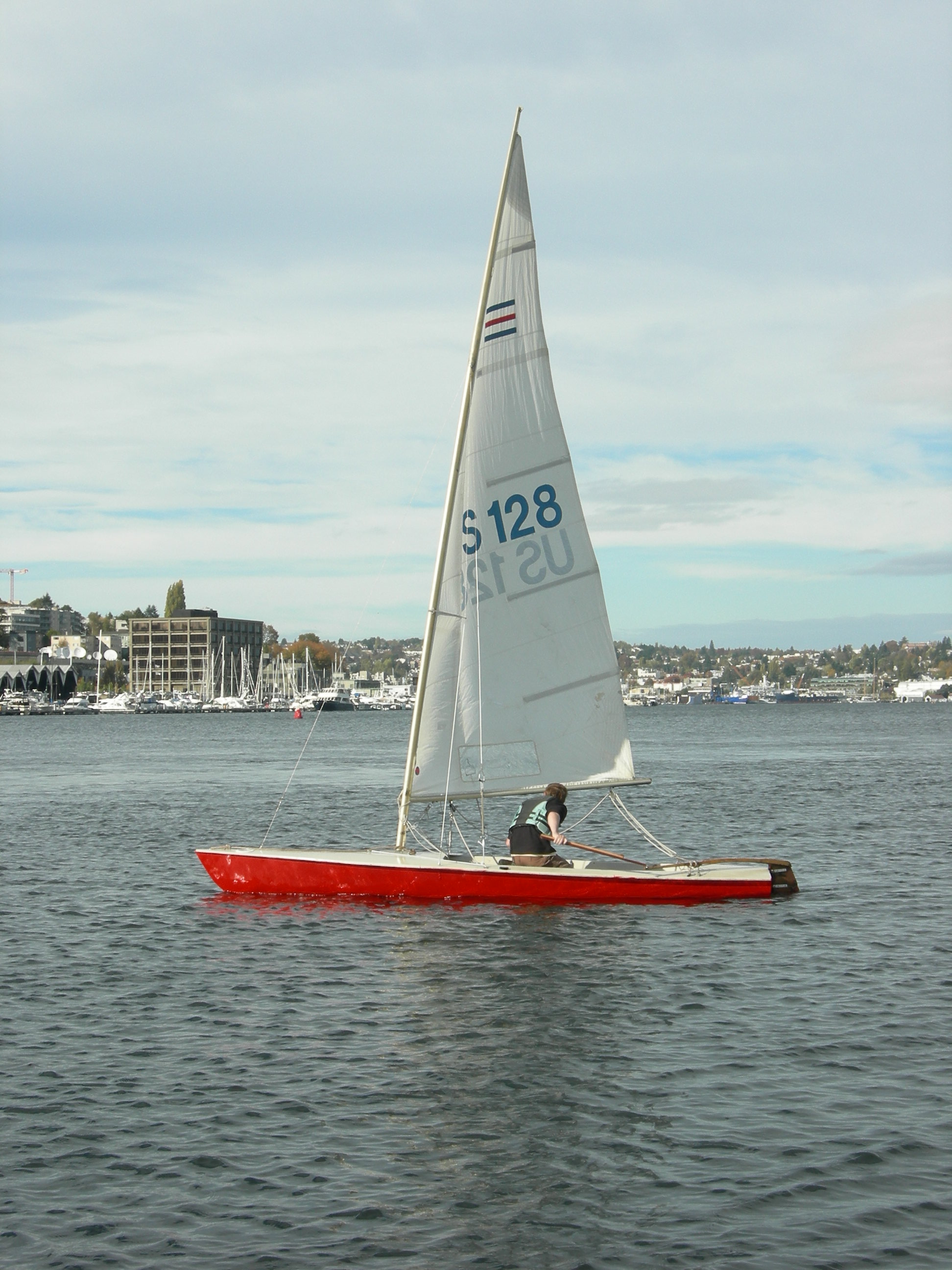 File:Small sailboat on Lake Union 02.jpg - Wikimedia Commons