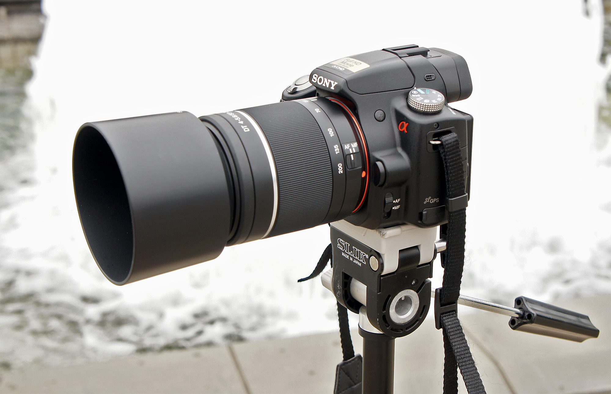 File:Sony α55 SLT-A55VY DT 55-200mm F4-5.6 SAM.jpg - Wikimedia Commons