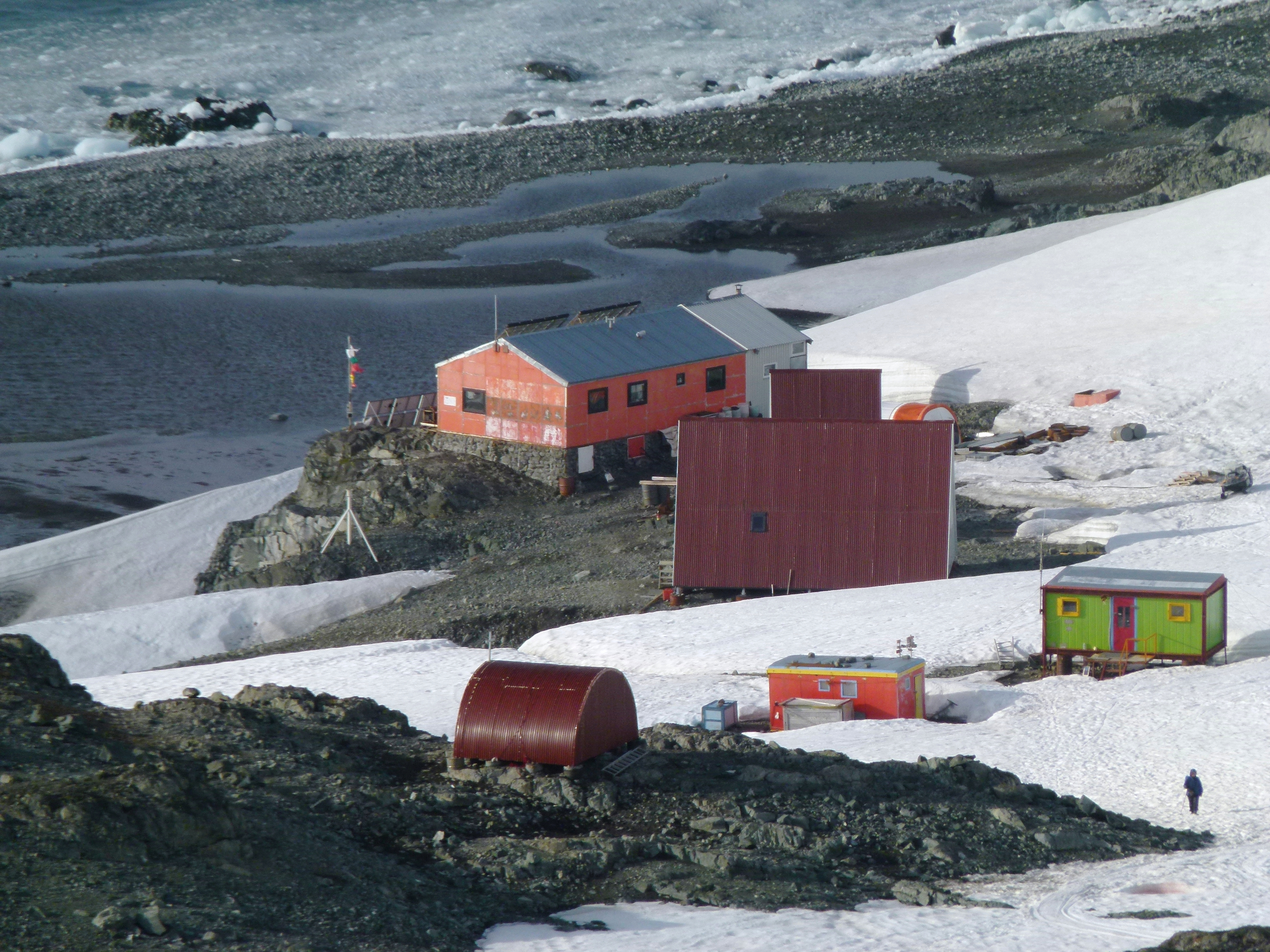 База св. Южные Шетландские острова Антарктида. Остров Песяков. База болгарская.