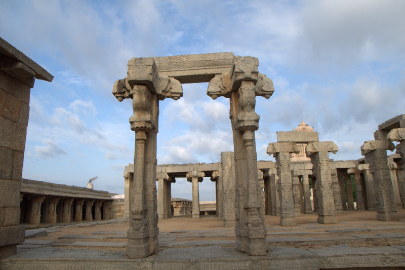 File:Stone Pillars beautifully carved, Lepakshi.jpg