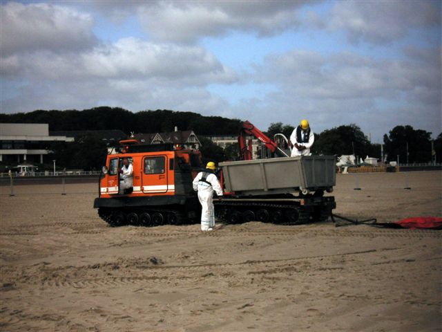 File:THW Haegglunds Ölwehrübung Travemünde 2007.jpg