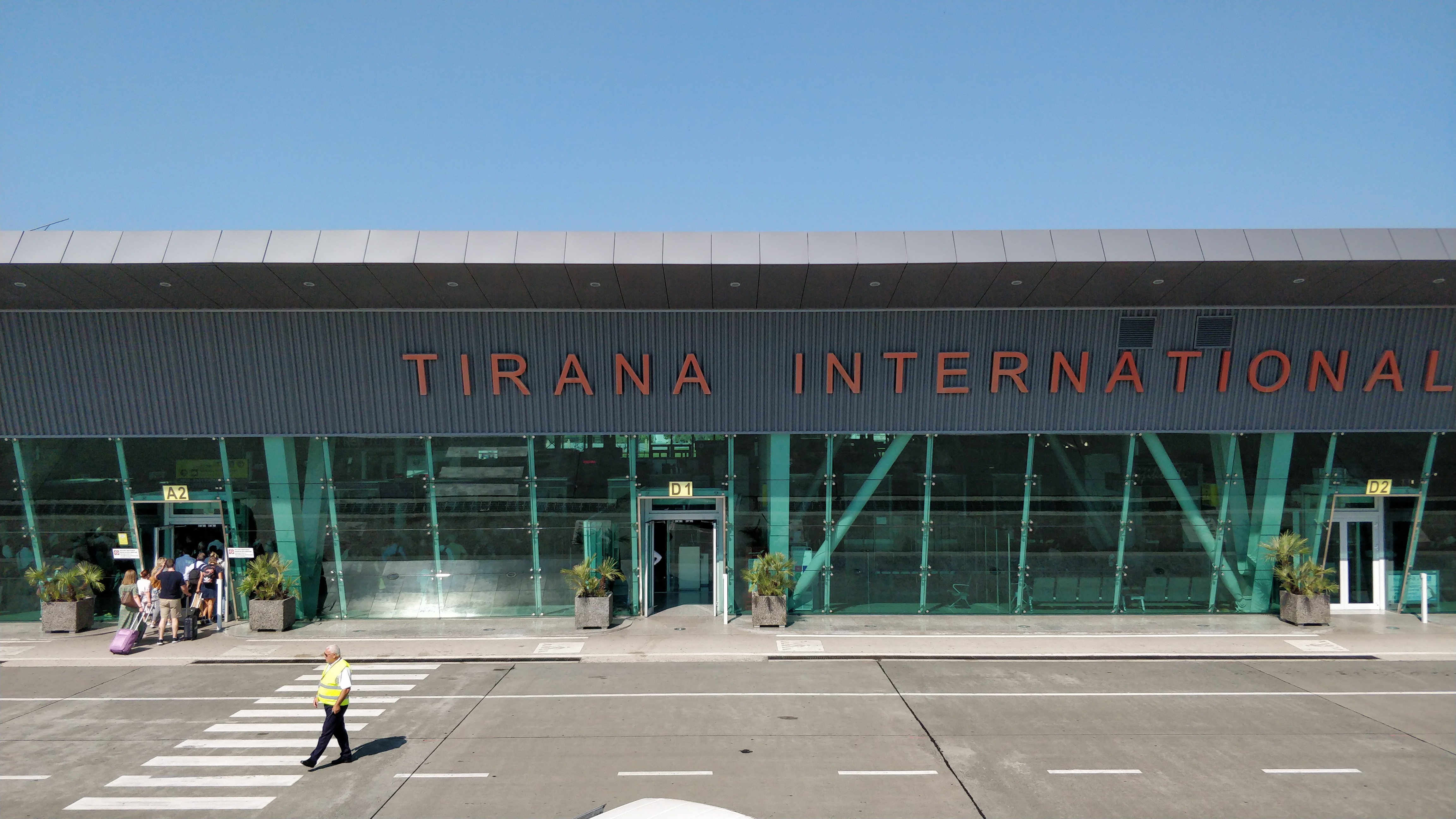 File:Tirana Airport, terminal building.jpg - Wikimedia Commons