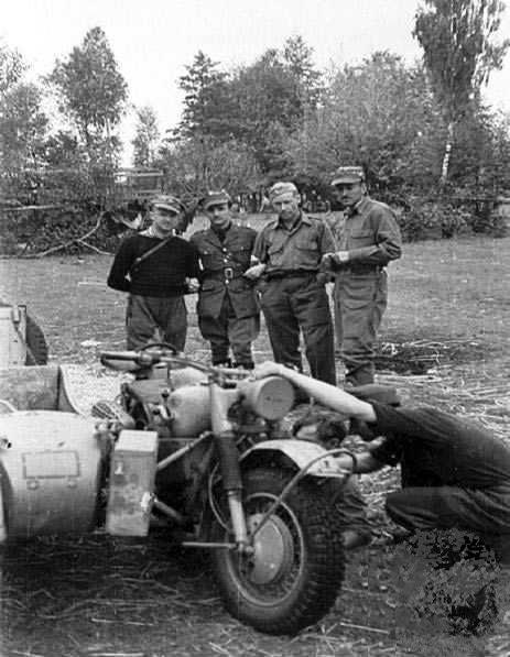 File:Warsaw Uprising by Gąszewski - Fixing motorcycle of Kampinos Regiment.jpg