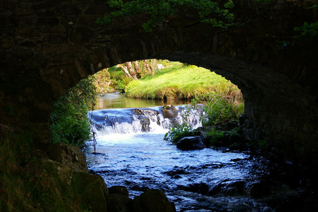 File:Weir Water flowing under Robber's Bridge - geograph.org.uk - 447085.jpg