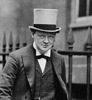 Winston Churchill verl sst das Geb ude der Admiralt t (1912) (cropped).jpg
