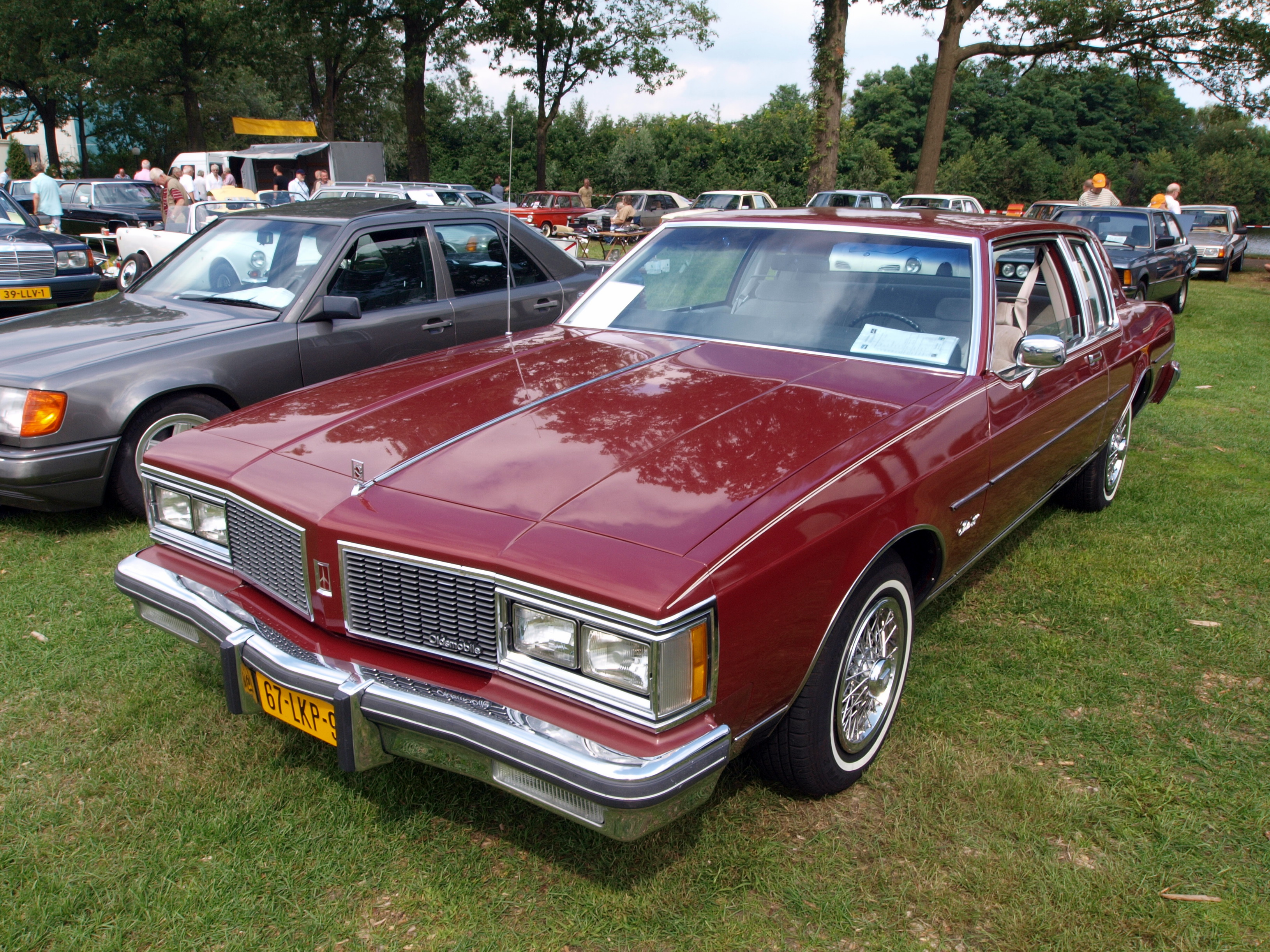 File:1984 Oldsmobile Delta 88 Royale coupe, Dutch licence 