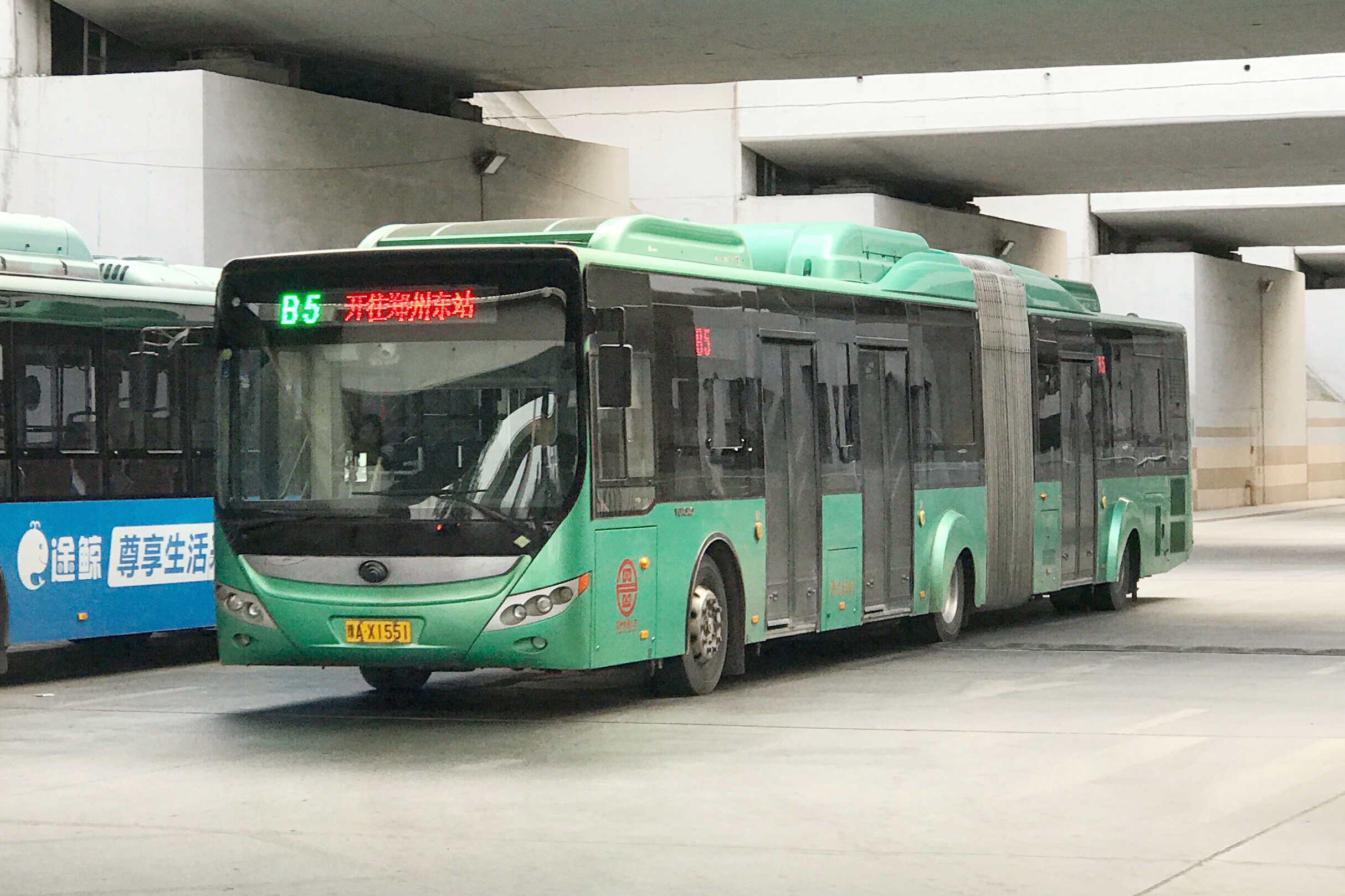 File:20190709 Yutong ZK6180CHEVNPG3 on Zhengzhou BRT Route B5.jpg -  Wikimedia Commons