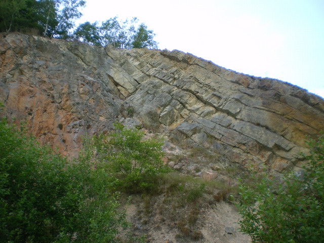 A closer view of the unconformity - geograph.org.uk - 1379544