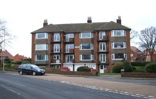 File:Apartments on Lowdale Avenue - geograph.org.uk - 4835382.jpg