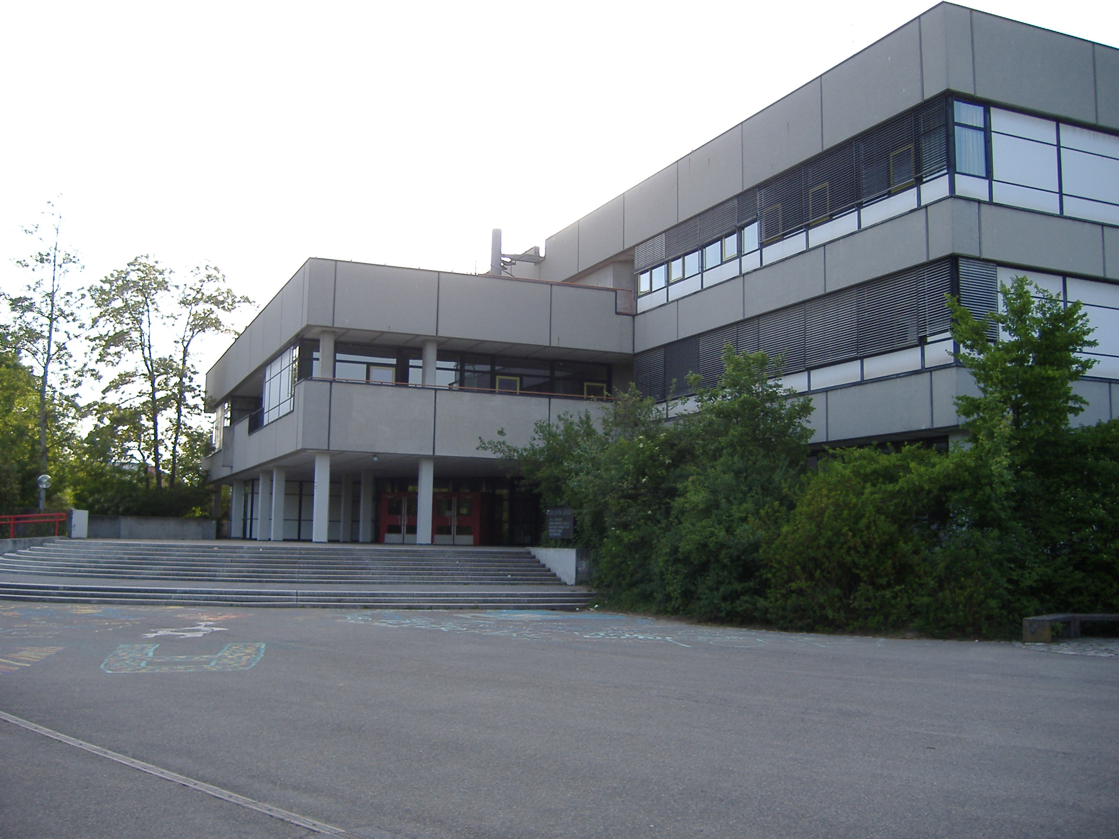 Der Haupteingang des Apian Gymnasiums Ingolstadt.