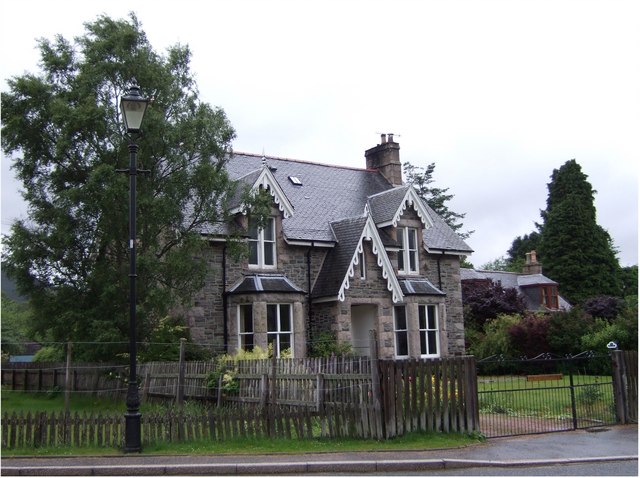 File:Auchendryne Lodge - geograph.org.uk - 478874.jpg