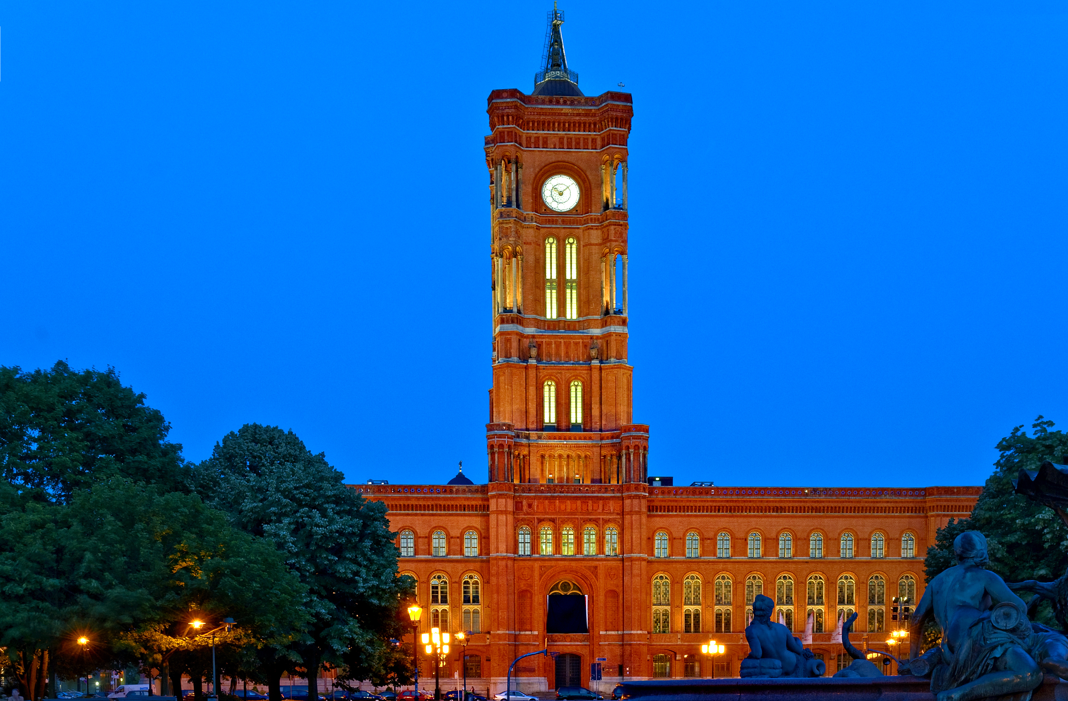 Ратуша берлина. Красная ратуша в Берлине. Роте Ратхаус Берлин. Rotes Rathaus в Берлине. Красная ратуша Берлин башня.