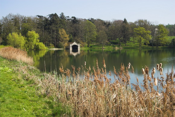 File:Burghley House Grounds, Lake and Boathouse - geograph.org.uk - 661507.jpg