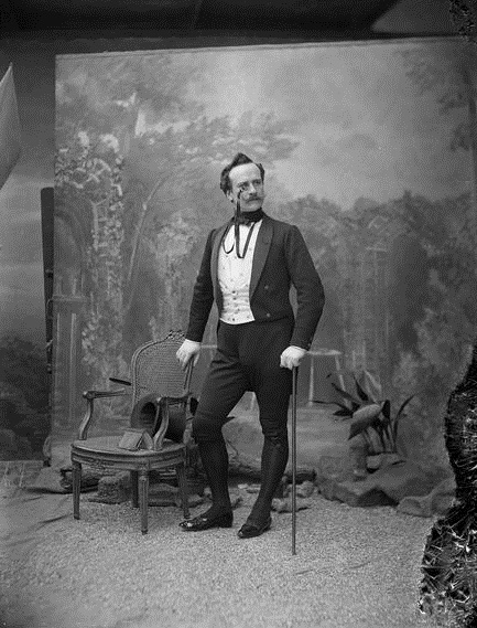 Photographed 1890 by [[Nadar (photographer)|Atelier Nadar]]