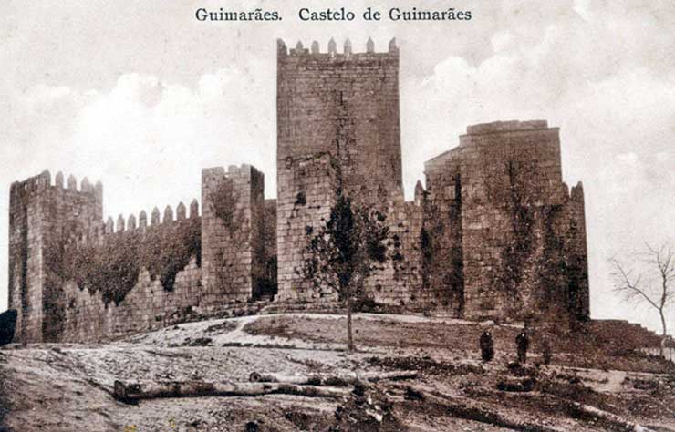 File:Castelo de Guimarães cerca de 1910.jpg