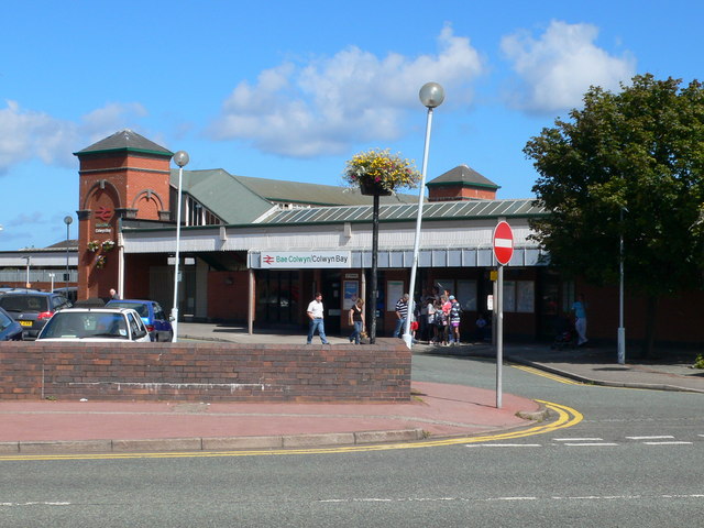 File:Colwyn Bay Station - geograph.org.uk - 2152120.jpg