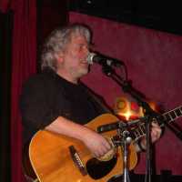 Dean Friedman em show;  18 de abril de 2007 em Nova York