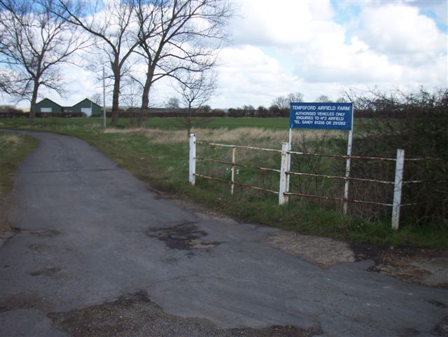 File:Farm entrance - geograph.org.uk - 372754.jpg