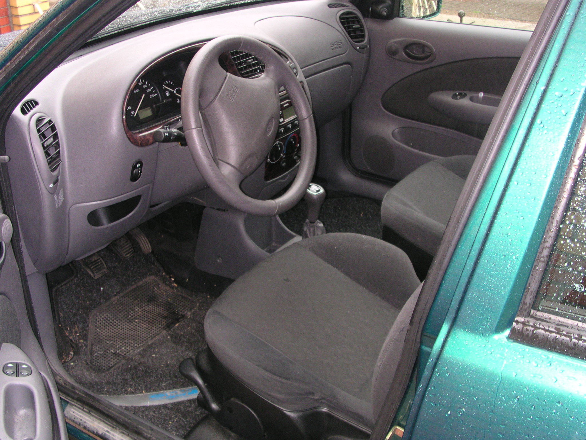 Voorvoegsel globaal Veroorloven File:Ford Fiesta 2001 Armaturen.jpg - Wikimedia Commons