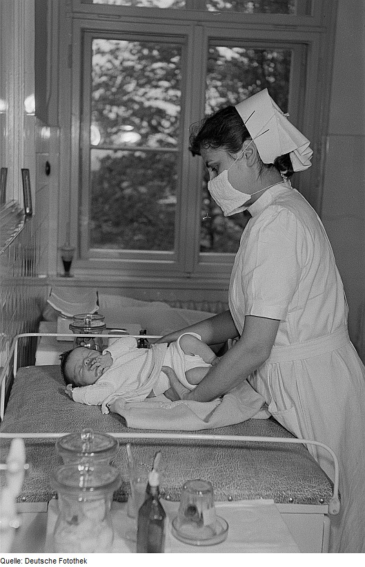 File:Fotothek df roe-neg 0006271 022 Krankenschwester mit Neugeborenem auf ...