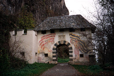 File:Hochosterwitz Castle Gate1.jpg