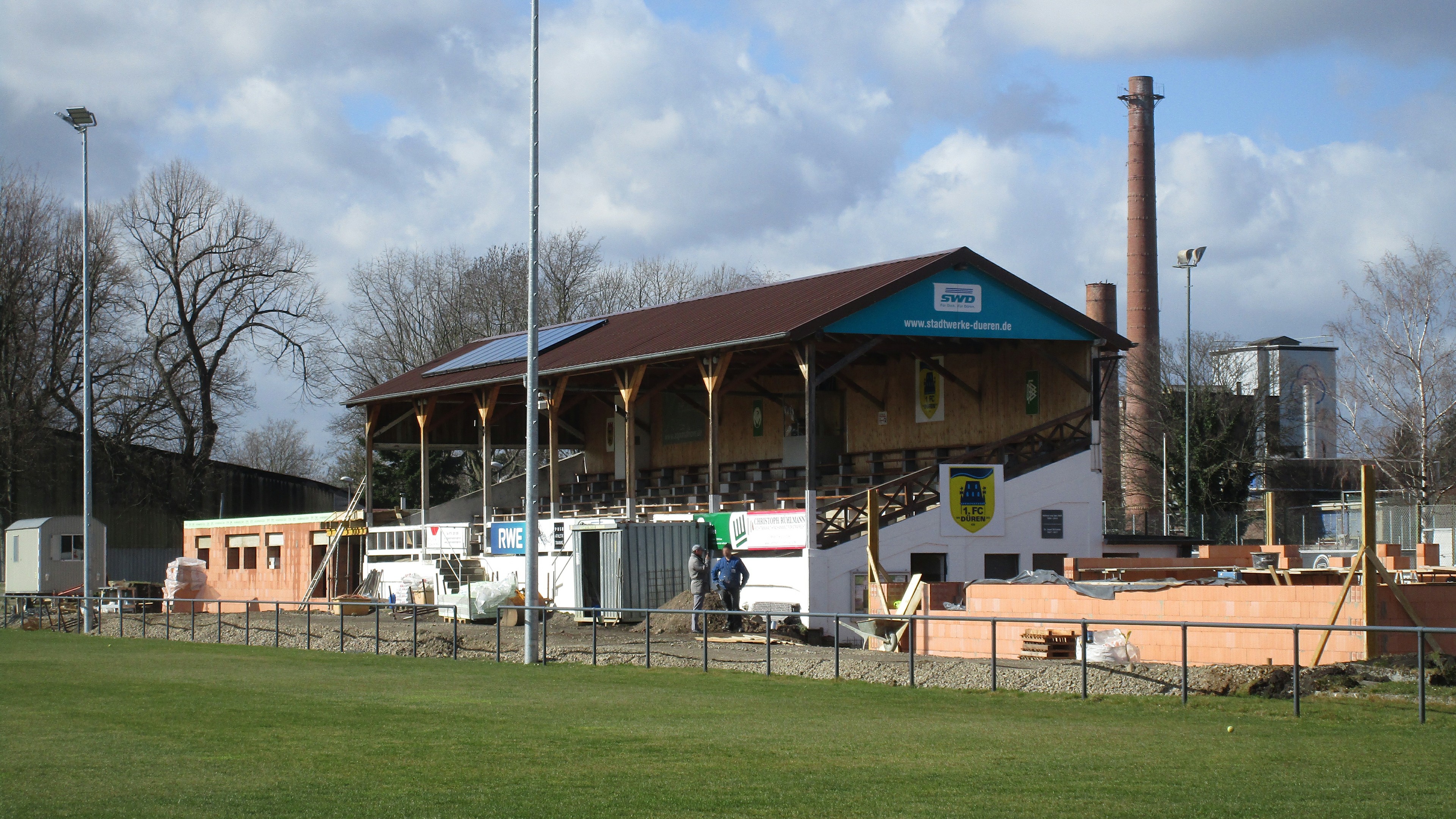 Die Tribüne der Dürener Westkampfbahn, die als die älteste Fußball-Holztribüne in Deutschland gilt (...