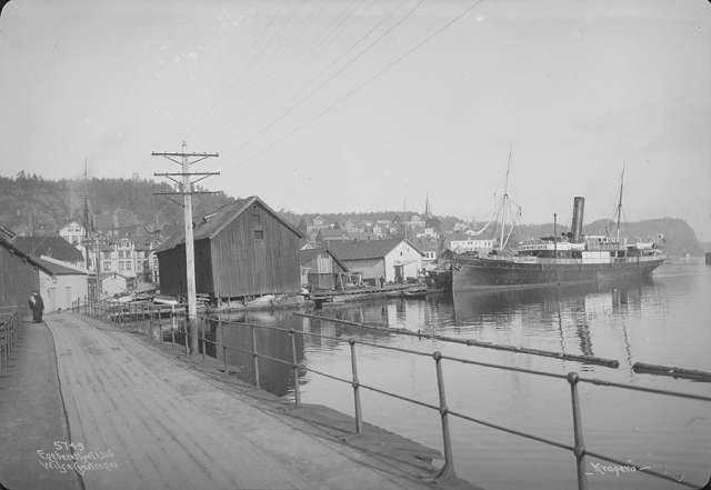 File:Kragerø - Dampskibsbryggen og Broen, DS «Christiania» ved kai, 13. november 1906, Anders Beer Wilse, NF.W 05749.jpg