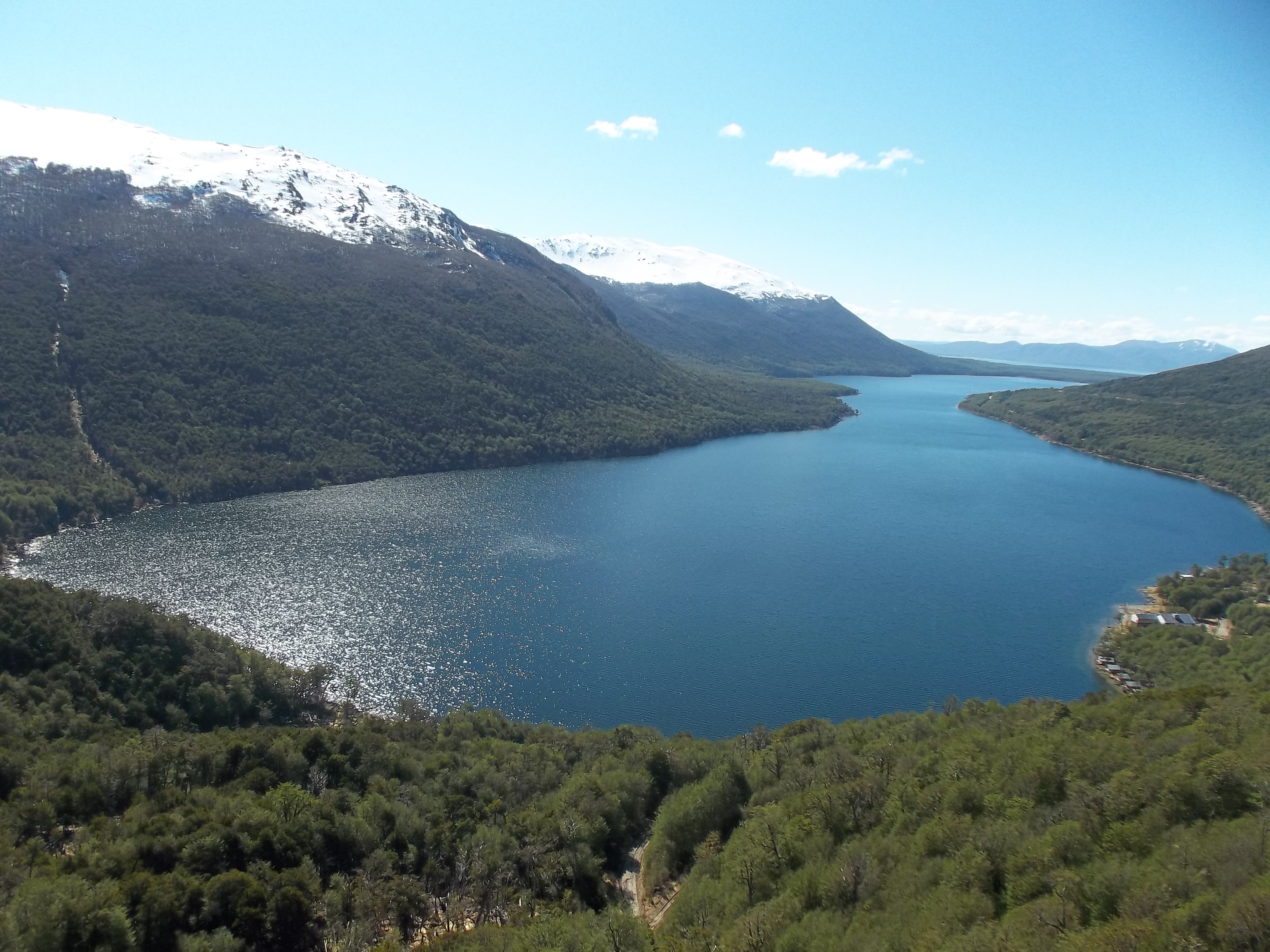 https://upload.wikimedia.org/wikipedia/commons/6/67/Lago_Escondido_Ushuaia.JPG