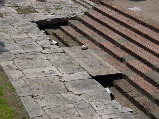 File:Largo di Torre Argentina (1351117684).jpg