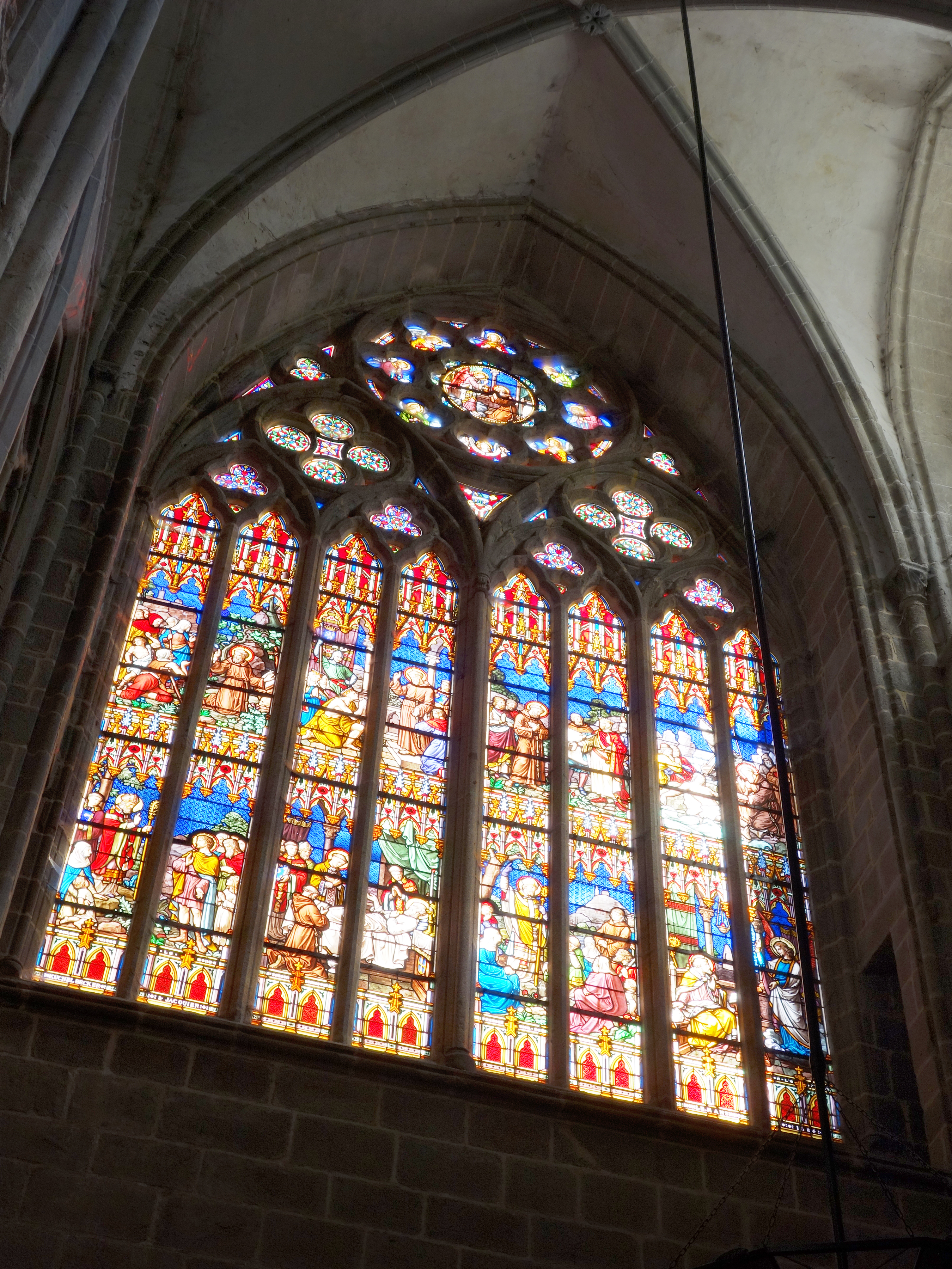 File:Le vitrail principal du transept sud de la cathédrale Saint