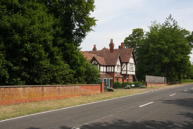 File:Lodge to Egerton Stud - geograph.org.uk - 1940764.jpg