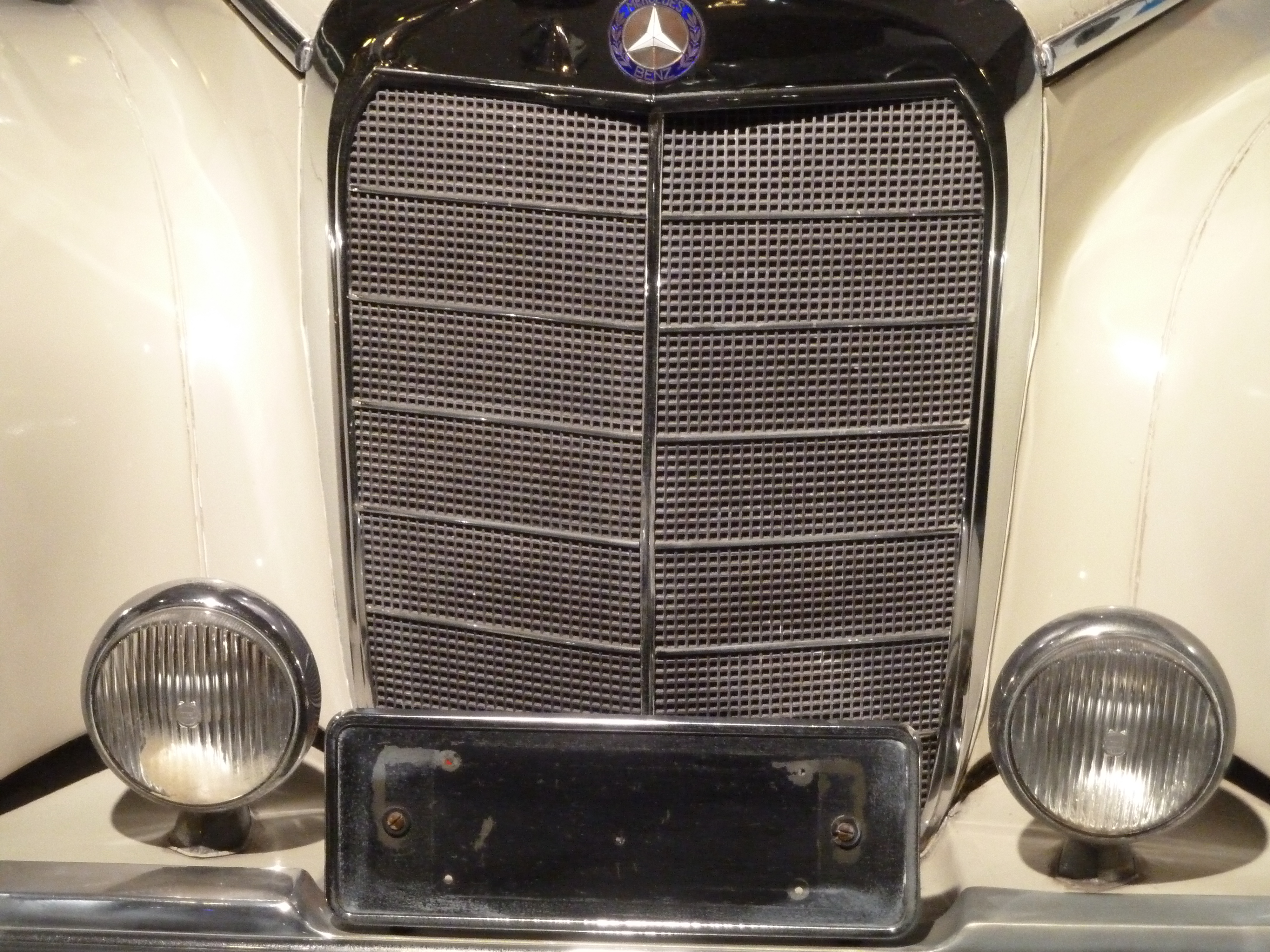 File:MERCEDES-BENZ 300S 1952 calandre.jpg - Wikimedia Commons