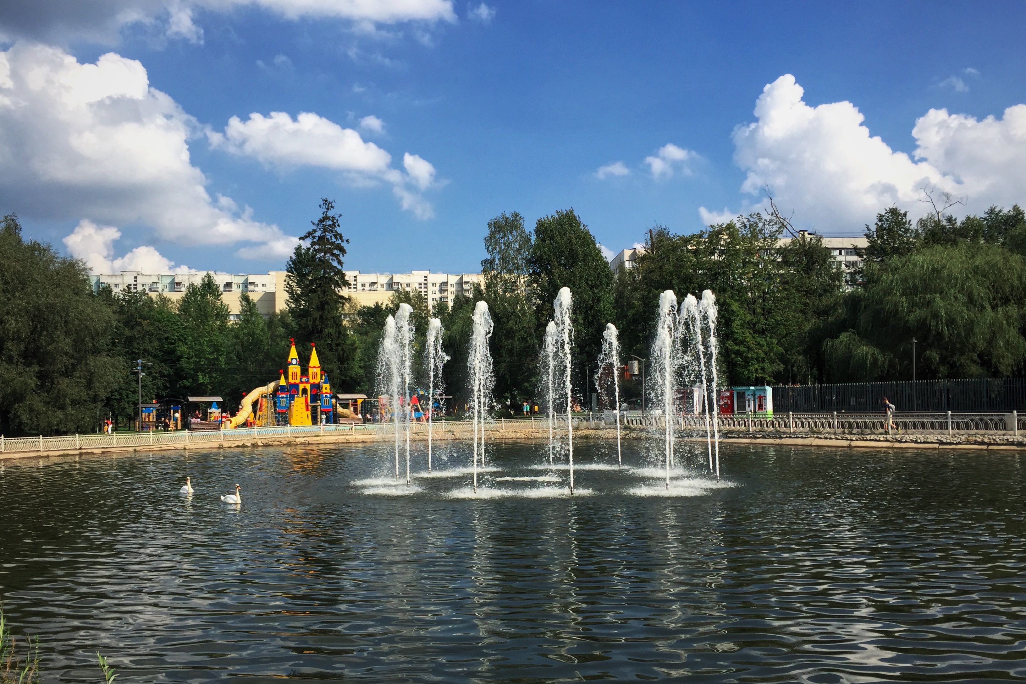 Парк лианозово сайт. Лианозовский парк фонтан. Парк Лианозово Москва. Парк в Алтуфьево Лианозово. Лианозовский парк пруд.