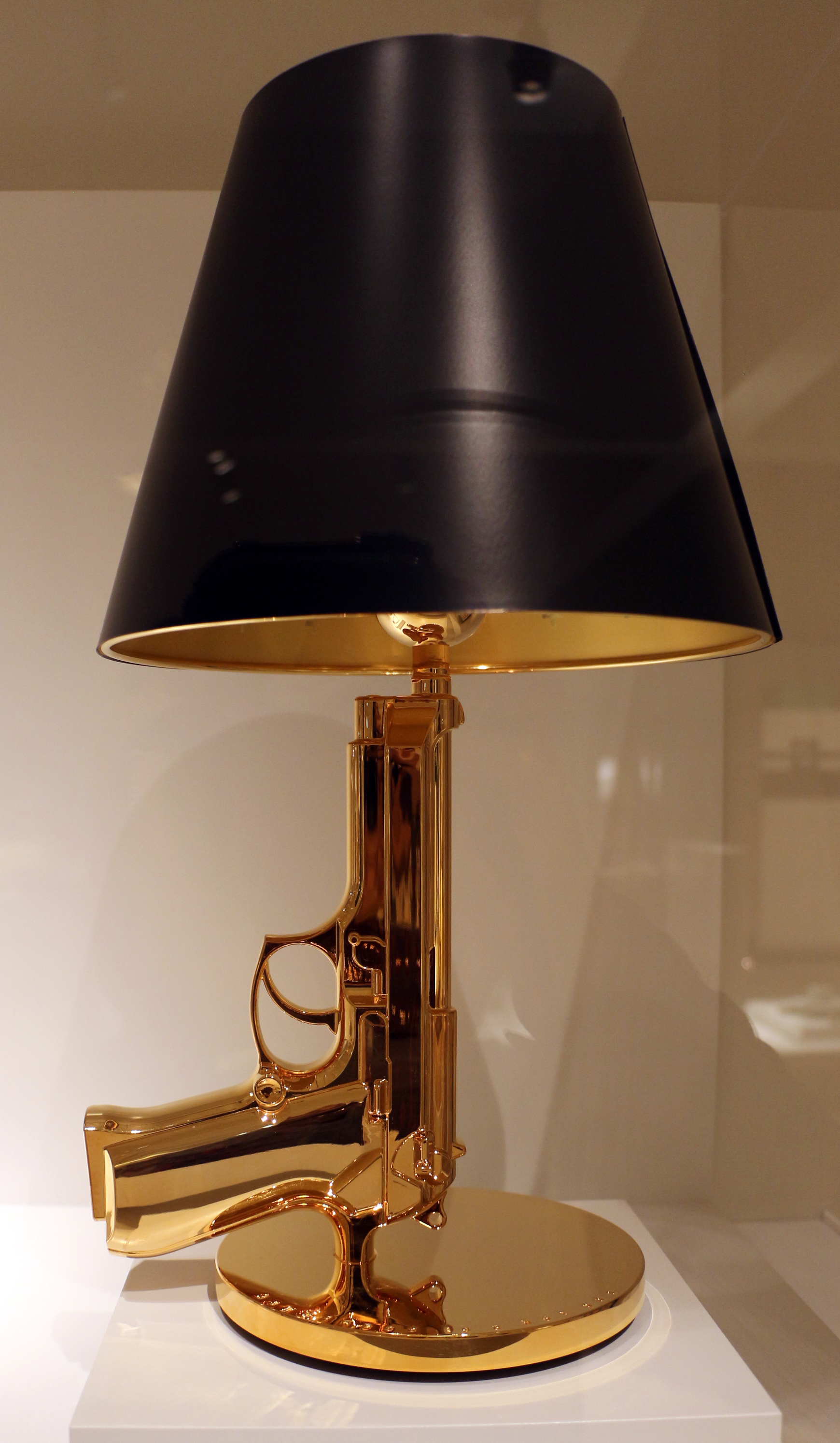starck per flos spa., lampada bedside gun, una pistola beretta placcata oro, 2005.jpg - Commons