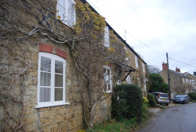 File:Red Lion Cottages - geograph.org.uk - 2894758.jpg