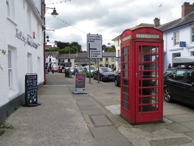 Telephone box, Newcastle Emlyn - geograph.org.uk - 2118020