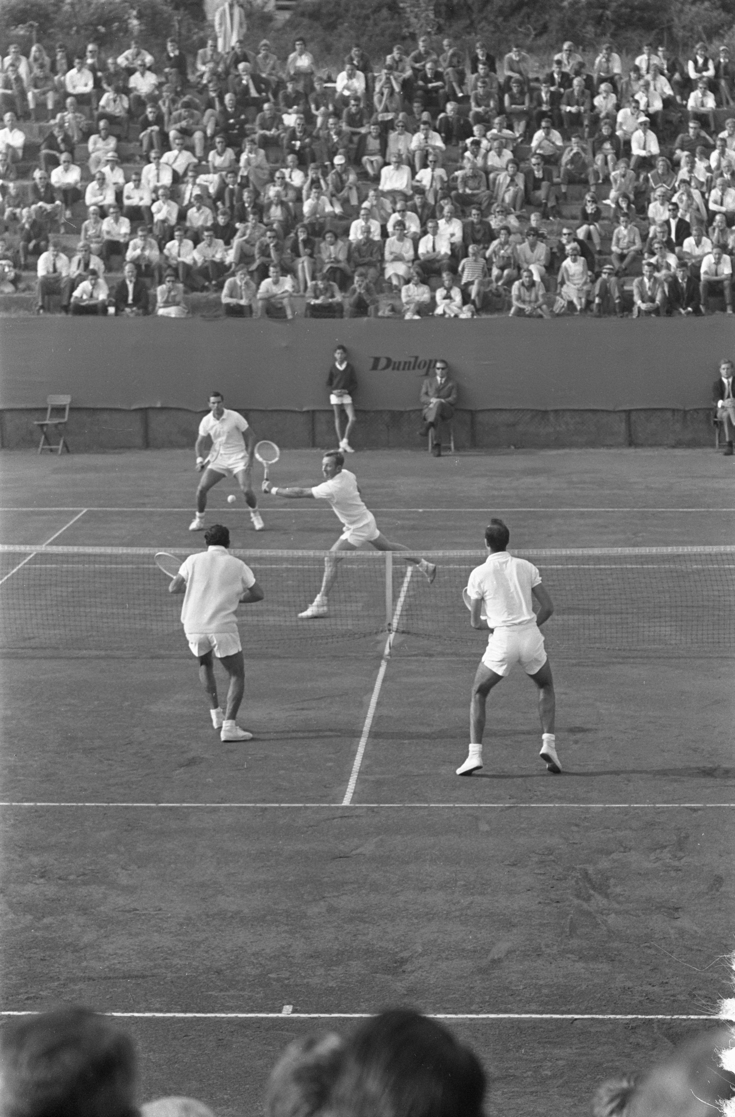 File:Tennis in Noordwijk, dubbel heren Gimeno tegen Buchholz en Laver (overzij), Bestanddeelnr 916-7929.jpg - Wikimedia Commons