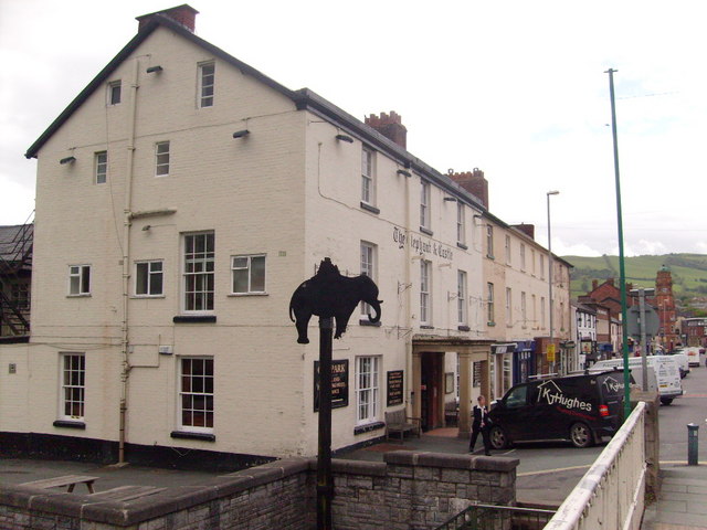 Small picture of The Elephant & Castle Hotel courtesy of Wikimedia Commons contributors