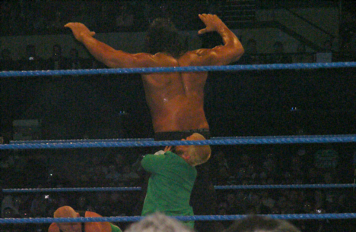 File:The Great Khali & Hornswoggle (2579524183).jpg