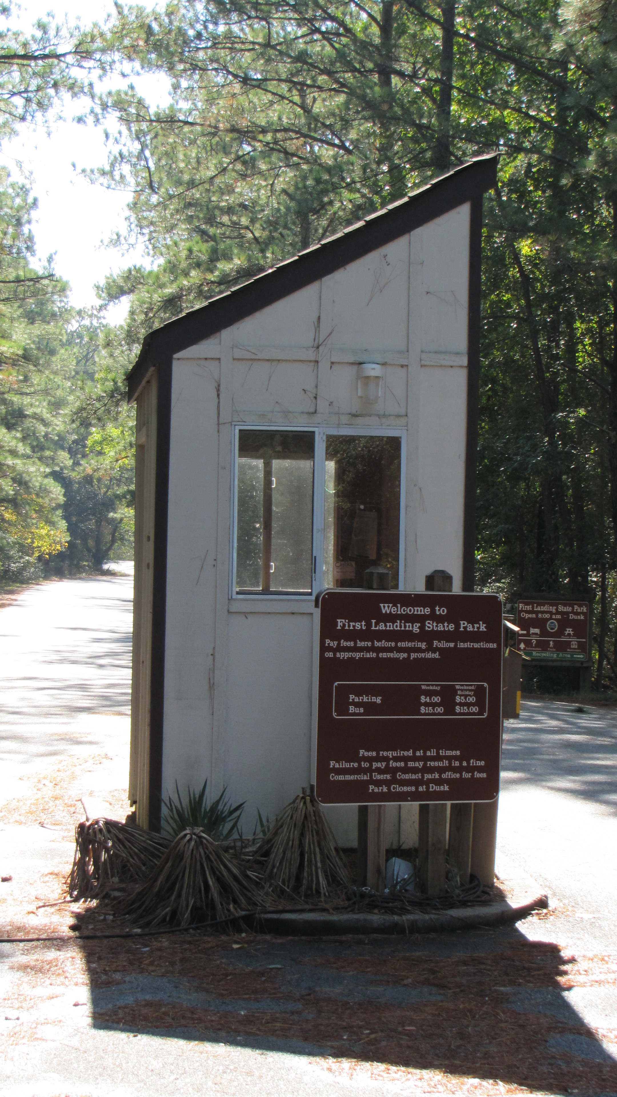 Trail Center Contact Station (6105916257)