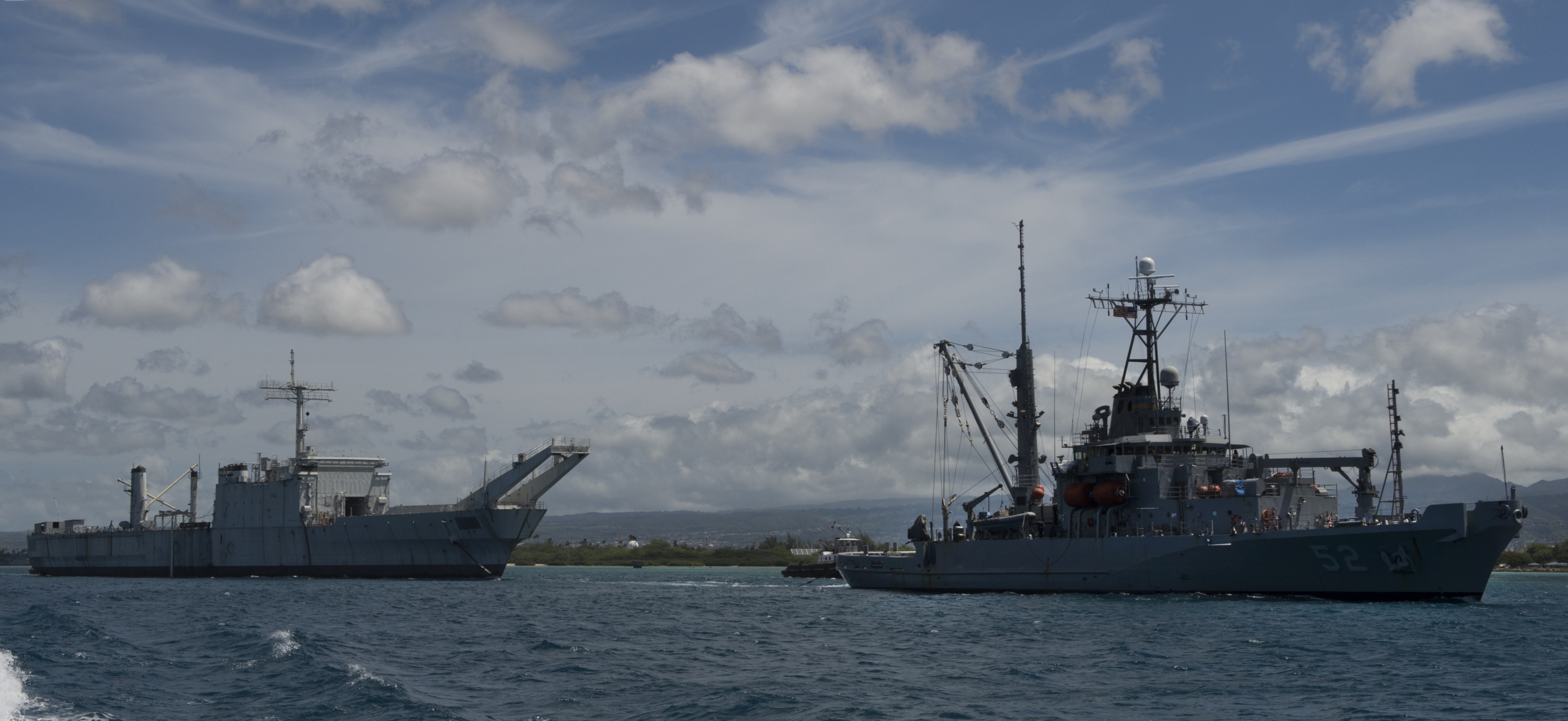 File:USNS Salvor (T-ARS-52) tows USS Tuscaloosa (LST-1187) from