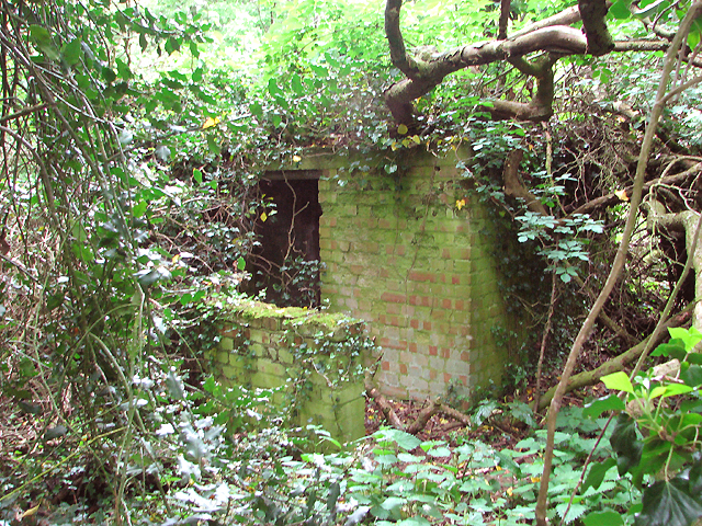 File:WW2 Ammunition lock-up - geograph.org.uk - 4963797.jpg