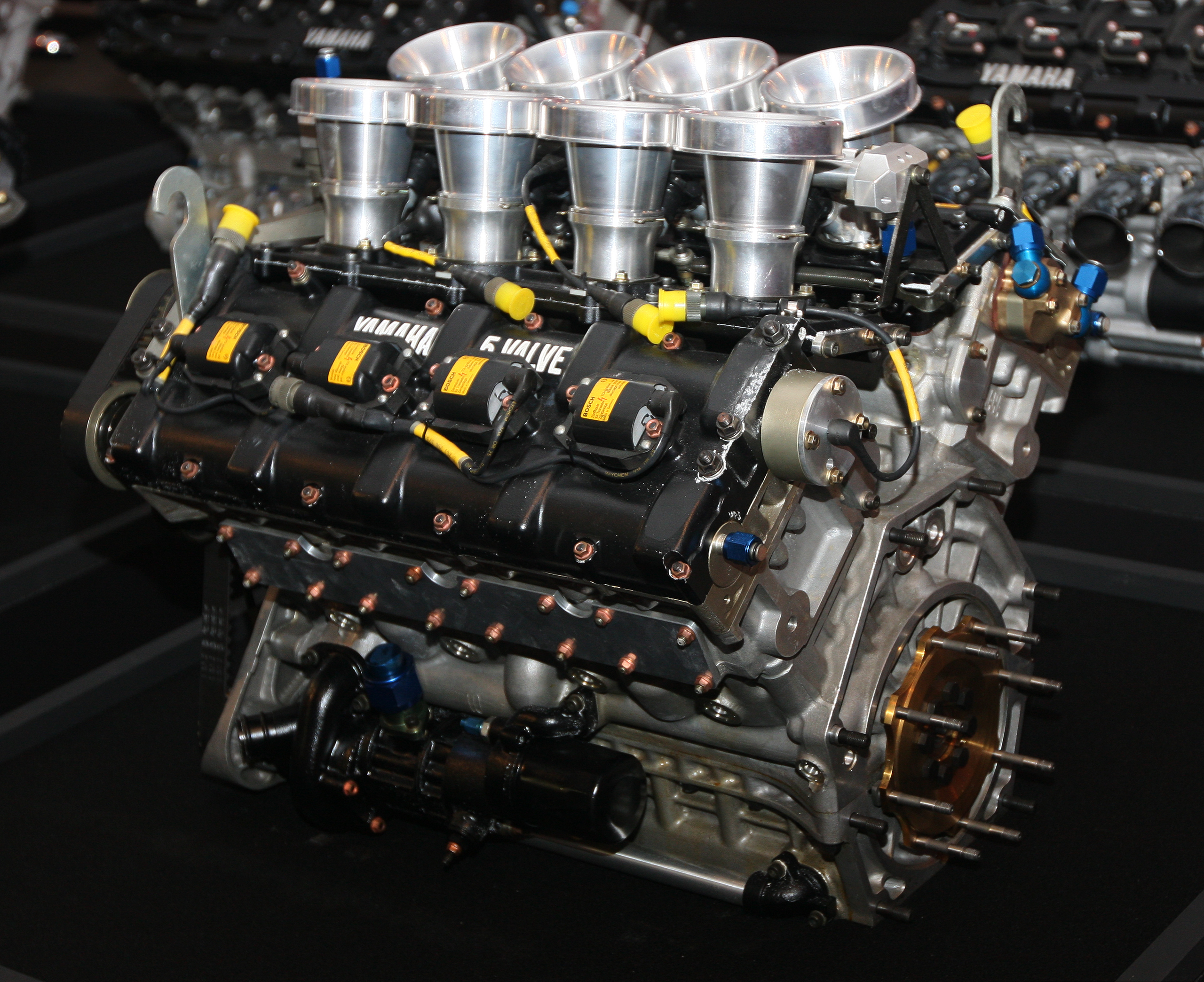 Engine download. Мотор v8 Yamaha. Двигатель v8 Ямаха. V6 v8 v10 v12. Yamaha v8 моторный двигатель.