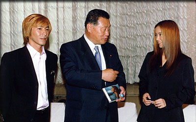 File:Yoshiro Mori, Tetsuya Komuro and Namie Amuro 20000711.jpg